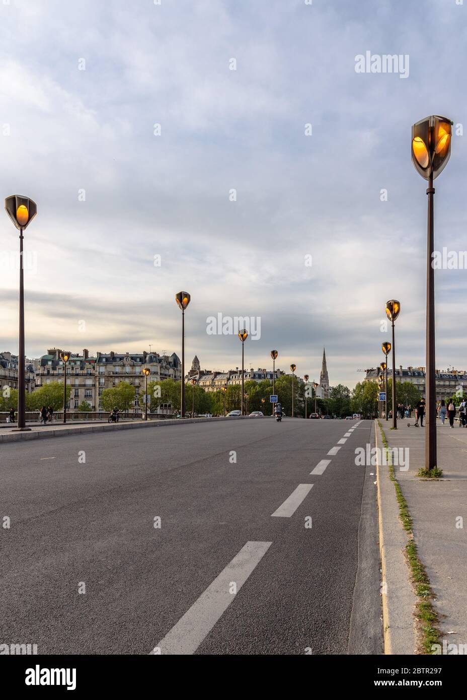 Postes de la lámpara en el Pont de l'Alma en París Foto de stock