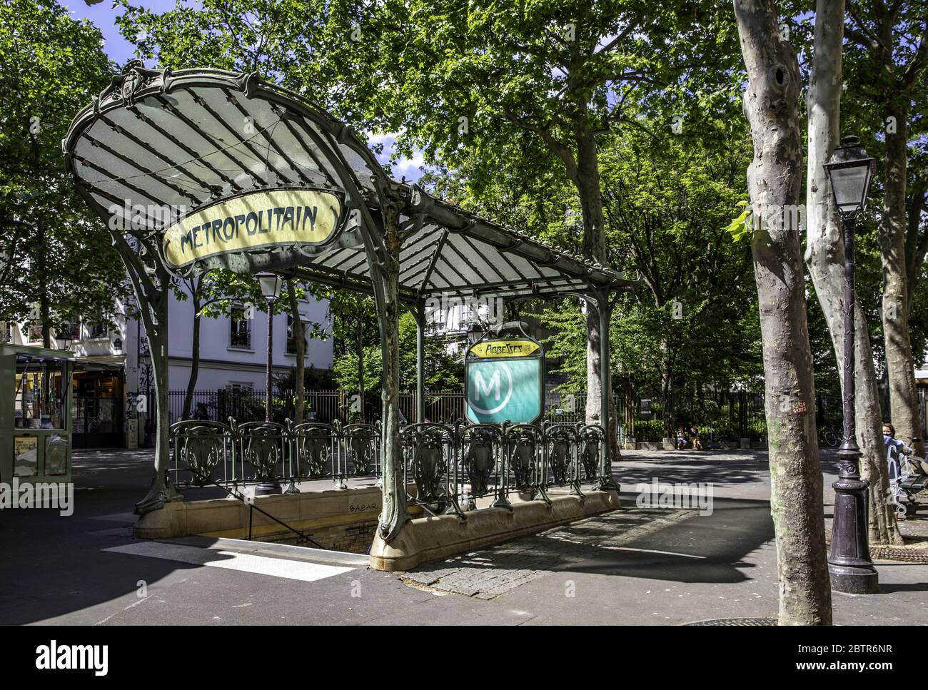 Paris, Francia - 20 de mayo de 2020: Estación de metrópolis de las abadesas en Montmartre, famoso símbolo de estilo Art Nouveau Foto de stock