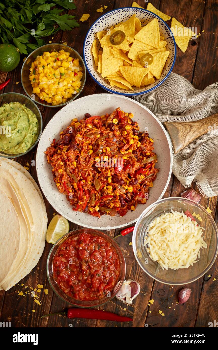 Concepto de comida mexicana. Burritos vegetales. Servido en la sartén. Tortilla guacamole, salsa, Chile y frijoles Foto de stock