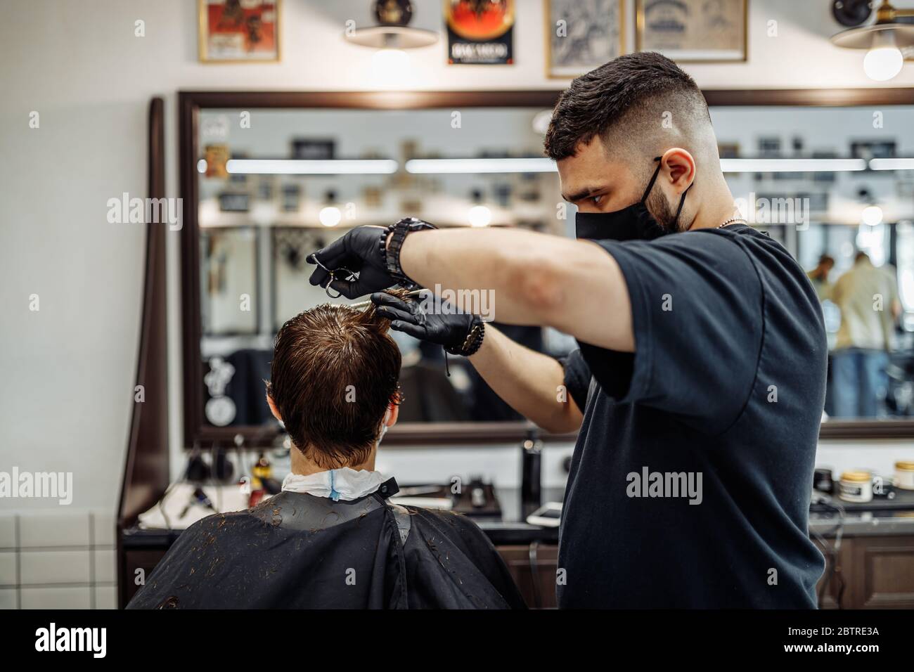 Crear un corte de pelo fresco y el estilo en una peluquería. Foto de stock