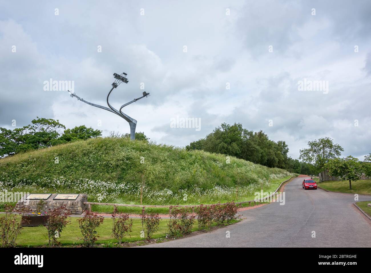 La escultura del Espíritu de Vuelo en la cerradura de Lanark que conmemora el espectáculo aéreo de Lanark de 1910. Foto de stock