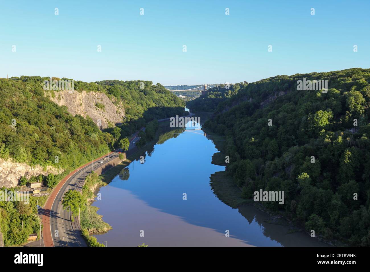 Río Avon en el desfiladero de Bristol con reflejo del puente colgante Brunel. REINO UNIDO Foto de stock