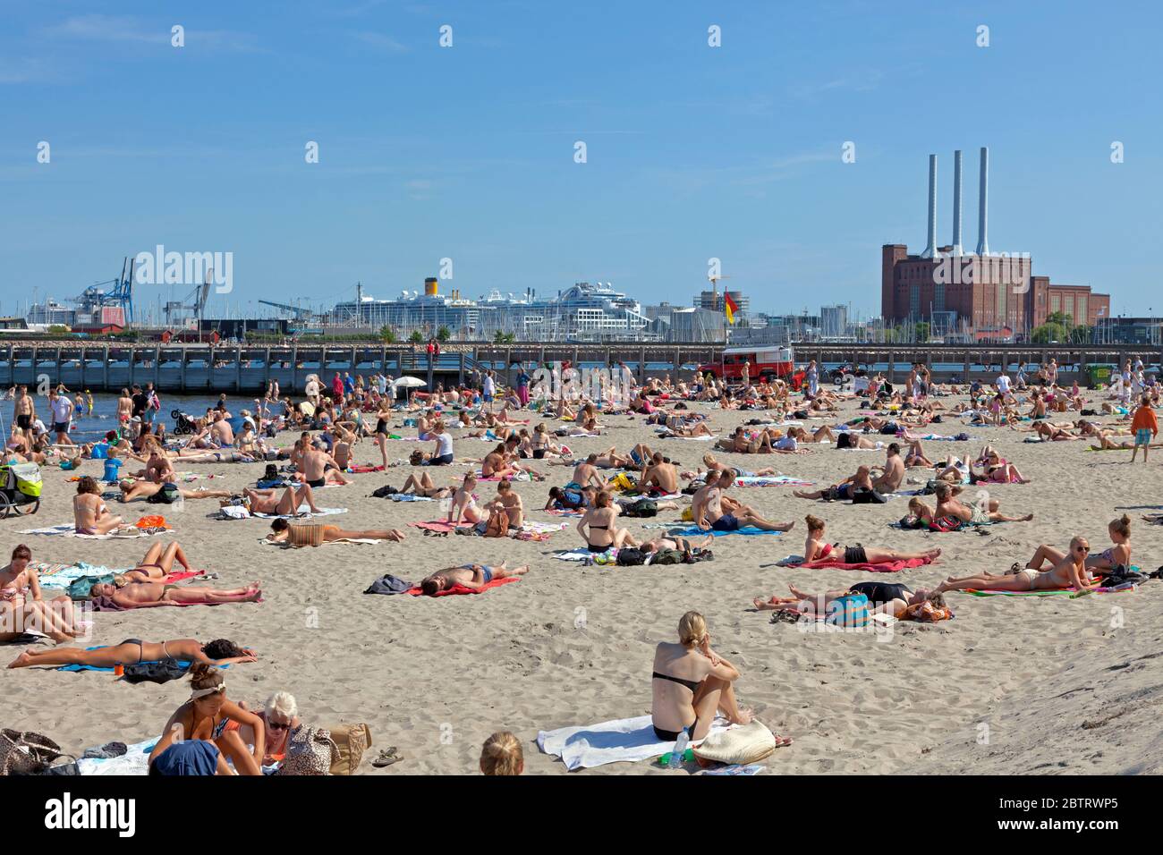 Playa de Svanemølle, playa urbana y baño del puerto en el puerto norte de Copenhague. Playa de arena de 4,000 m² con un muelle de 130 m de largo establecido en junio de 2010. Foto de stock