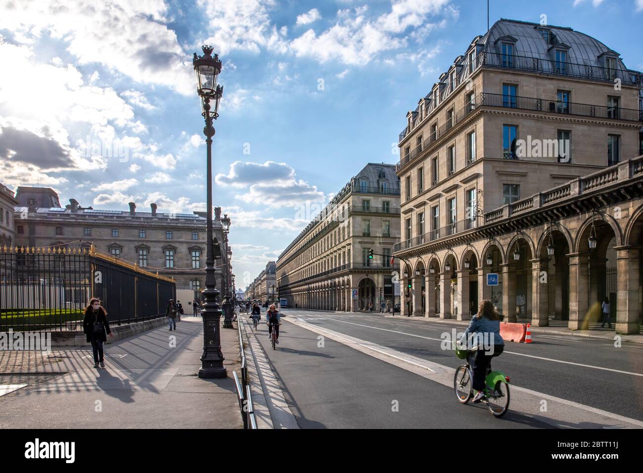 Paris, Francia - 14 de mayo de 2020: Típica calle de lujo en París 'rue de Rivoli' durante el cierre debido a covid-19 Foto de stock