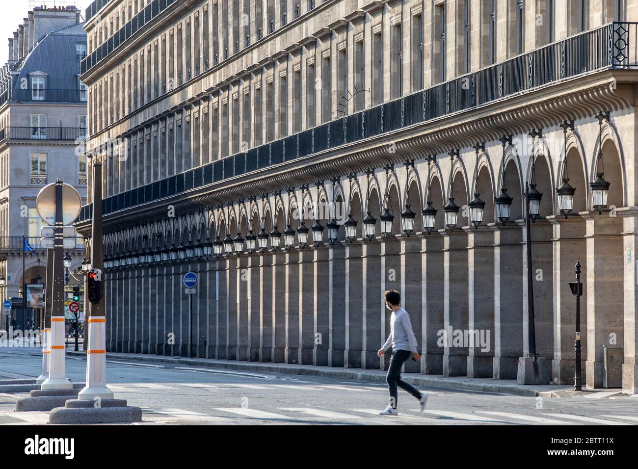 Paris, Francia - 14 de mayo de 2020: Típica calle de lujo en París 'rue de Rivoli' durante el cierre debido a covid-19 Foto de stock