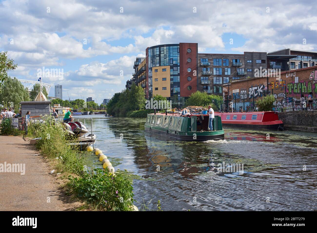 El río Lea en Hackney Wick, Londres del este del Reino Unido, con barcos estrechos y nuevos edificios de apartamentos Foto de stock