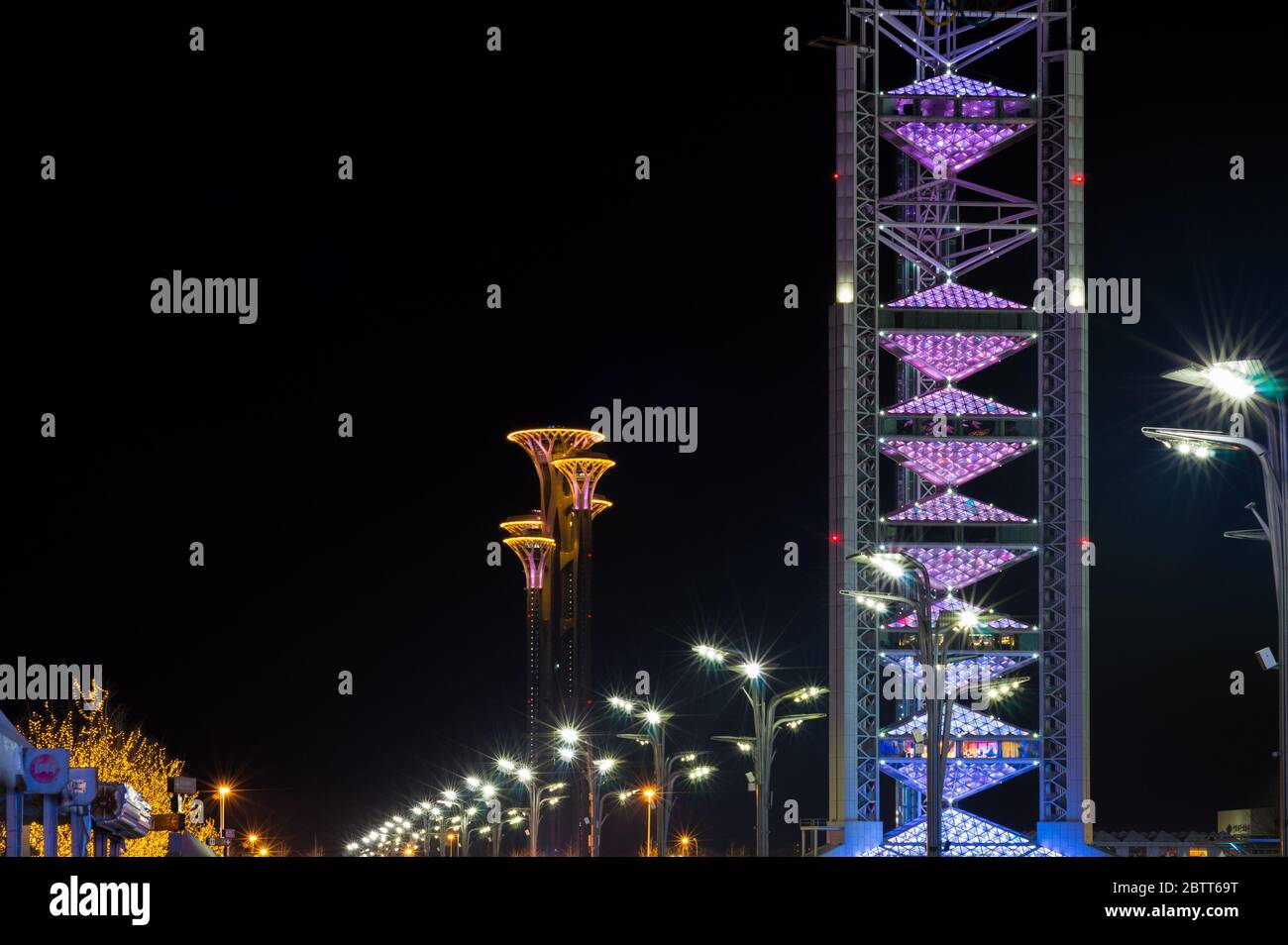 PEKÍN / CHINA - 7 de febrero de 2015: Vista nocturna del Parque Olímpico, sede de los Juegos Olímpicos de Verano 2008 en Beijing, China Foto de stock