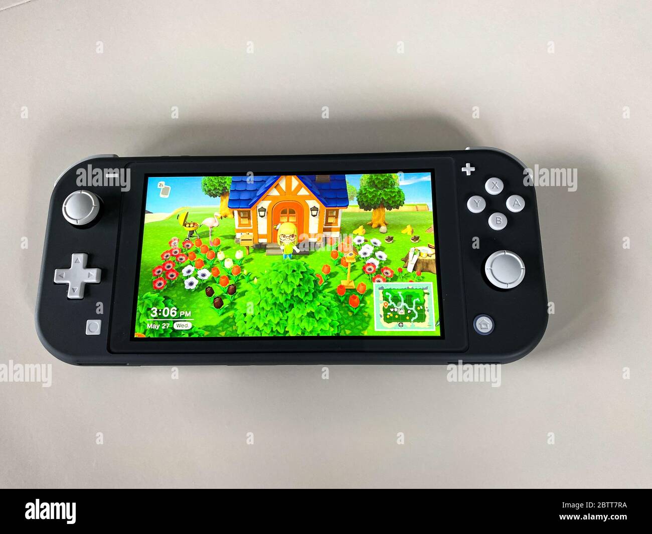 Orlando,FL/USA -5/27/20: Un Nintendo Switch Lite con el juego Animal Crossing New Horizons corriendo en él. Foto de stock