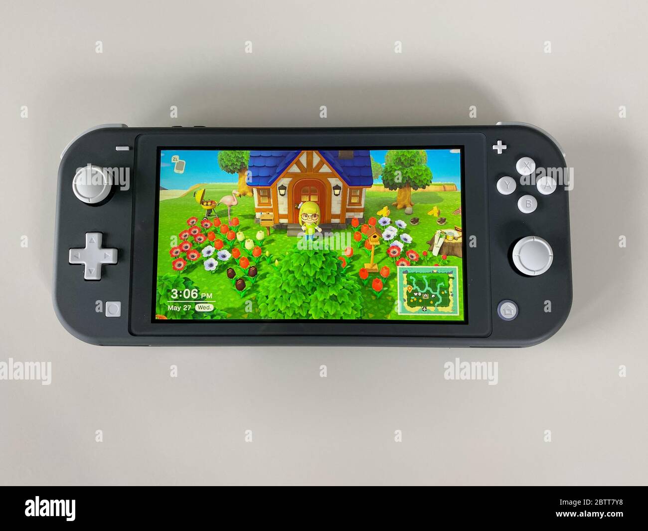 Orlando,FL/USA -5/27/20: Un Nintendo Switch Lite con el juego Animal Crossing New Horizons corriendo en él. Foto de stock