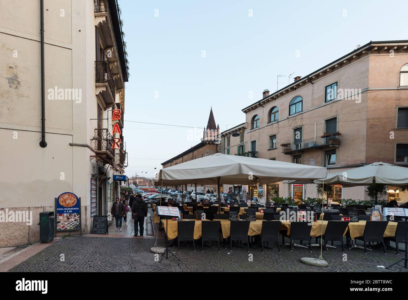VERONA, ITALIA - 14, MARZO, 2018: Imagen horizontal de restaurantes italianos en las calles de Verona, Italia Foto de stock