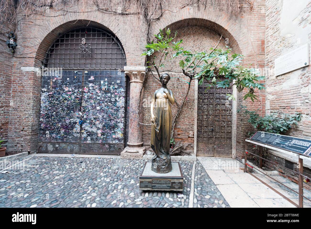 VERONA, ITALIA - 14, MARZO de 2018: Imagen horizontal de la estatua de bronce de Julieta, un famoso paseo turístico de Verona, Italia Foto de stock