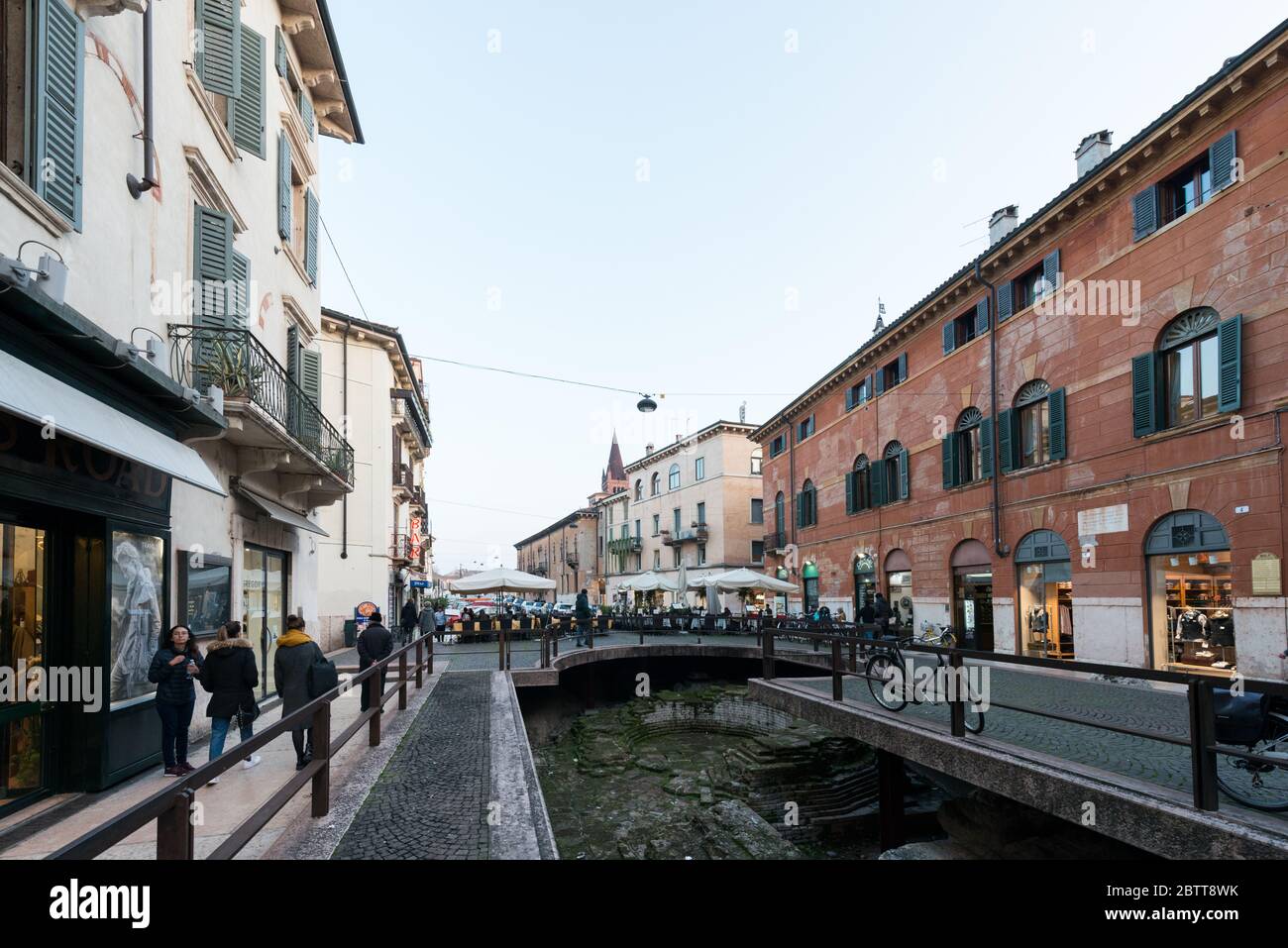 VERONA, ITALIA - 14, MARZO de 2018: Imagen horizontal del sitio arqueológico en las calles de Verona durante el día, Italia Foto de stock