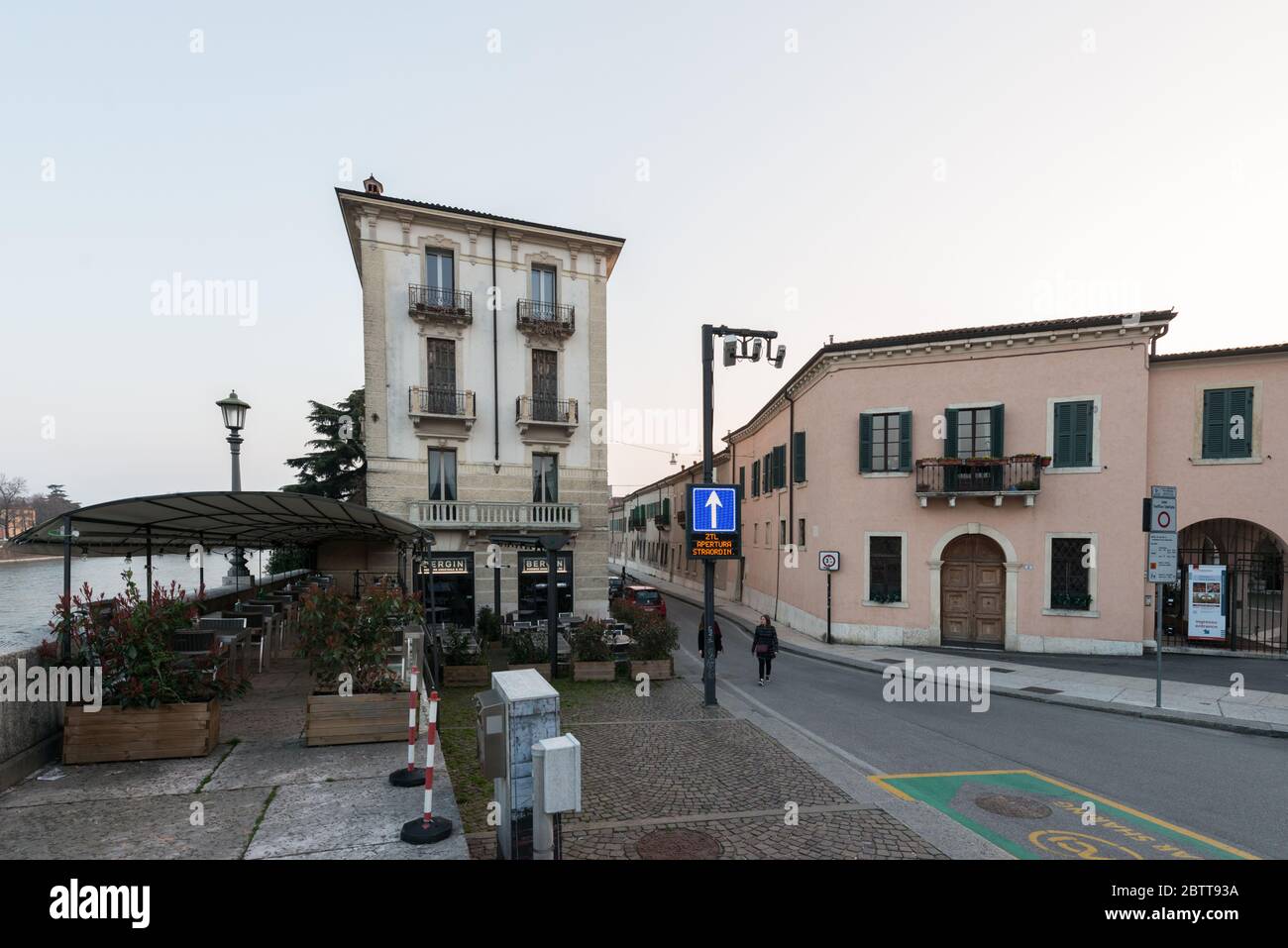 VERONA, ITALIA - 14, MARZO de 2018: Imagen horizontal de edificios antiguos cerca del río Adige en Verona, Italia Foto de stock