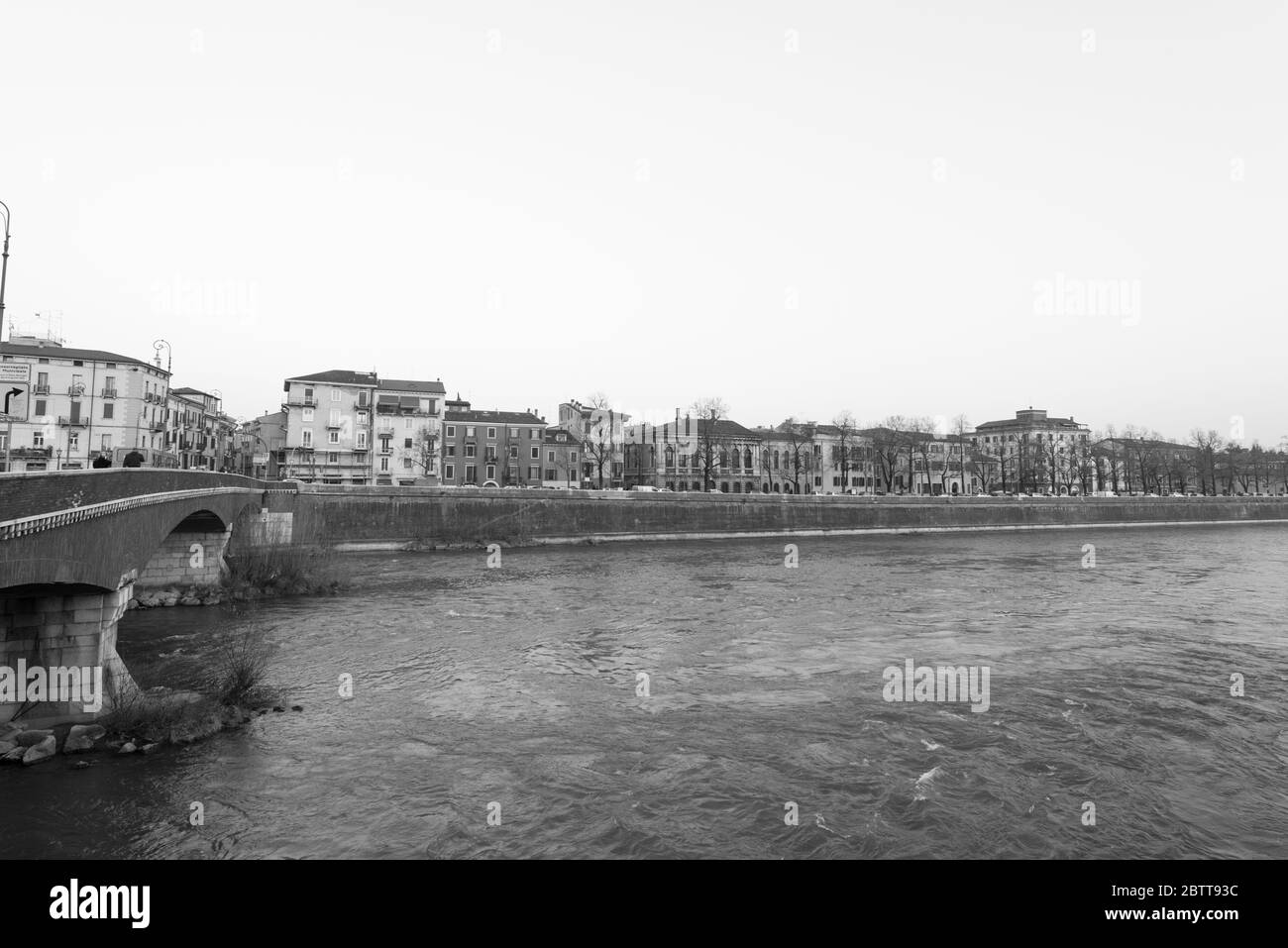 VERONA, ITALIA - 14, MARZO de 2018: Imagen en blanco y negro de gran vista del río Adige y edificios ubicados en Verona, Italia Foto de stock