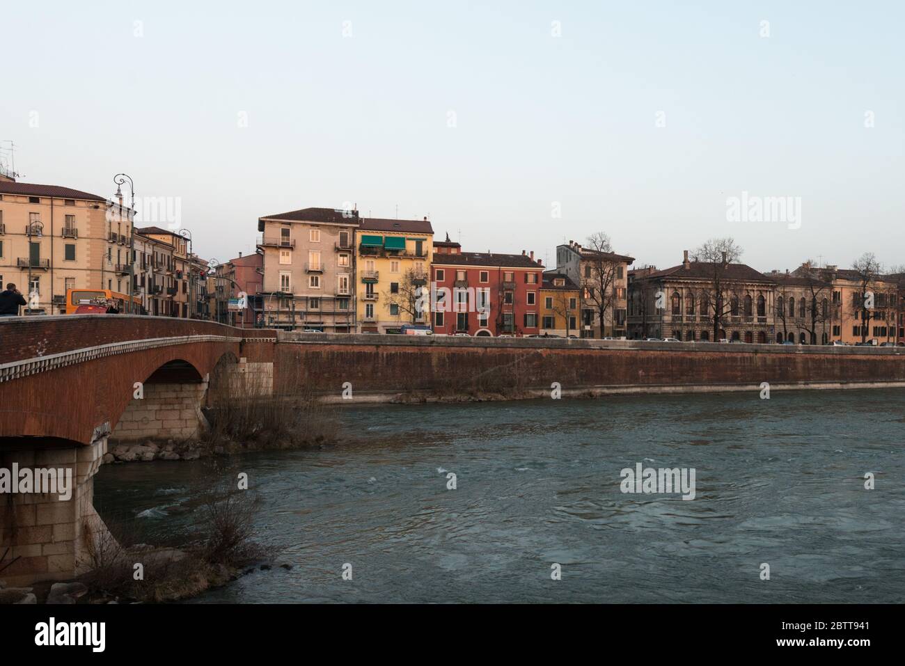 VERONA, ITALIA - 14, MARZO, 2018: Imagen horizontal de gran vista del río Adige y edificios ubicados en Verona, Italia Foto de stock