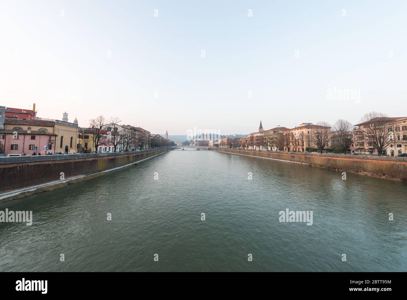 VERONA, ITALIA - 14, MARZO, 2018: Imagen de gran ángulo del gran río Adige durante un hermoso día en Verona, Italia Foto de stock