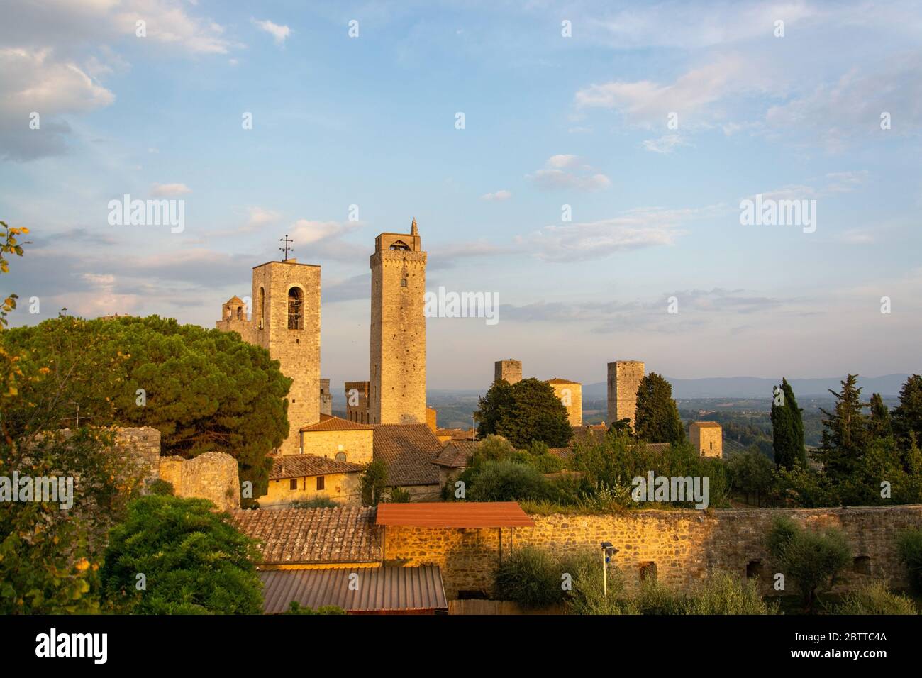 San Gimignano ist eine italienische Kleinstadt in der Provinz Siena, Toskana, mit einem mittelalterlichen Stadtkern und wird auch "Mittelalterliches M Foto de stock