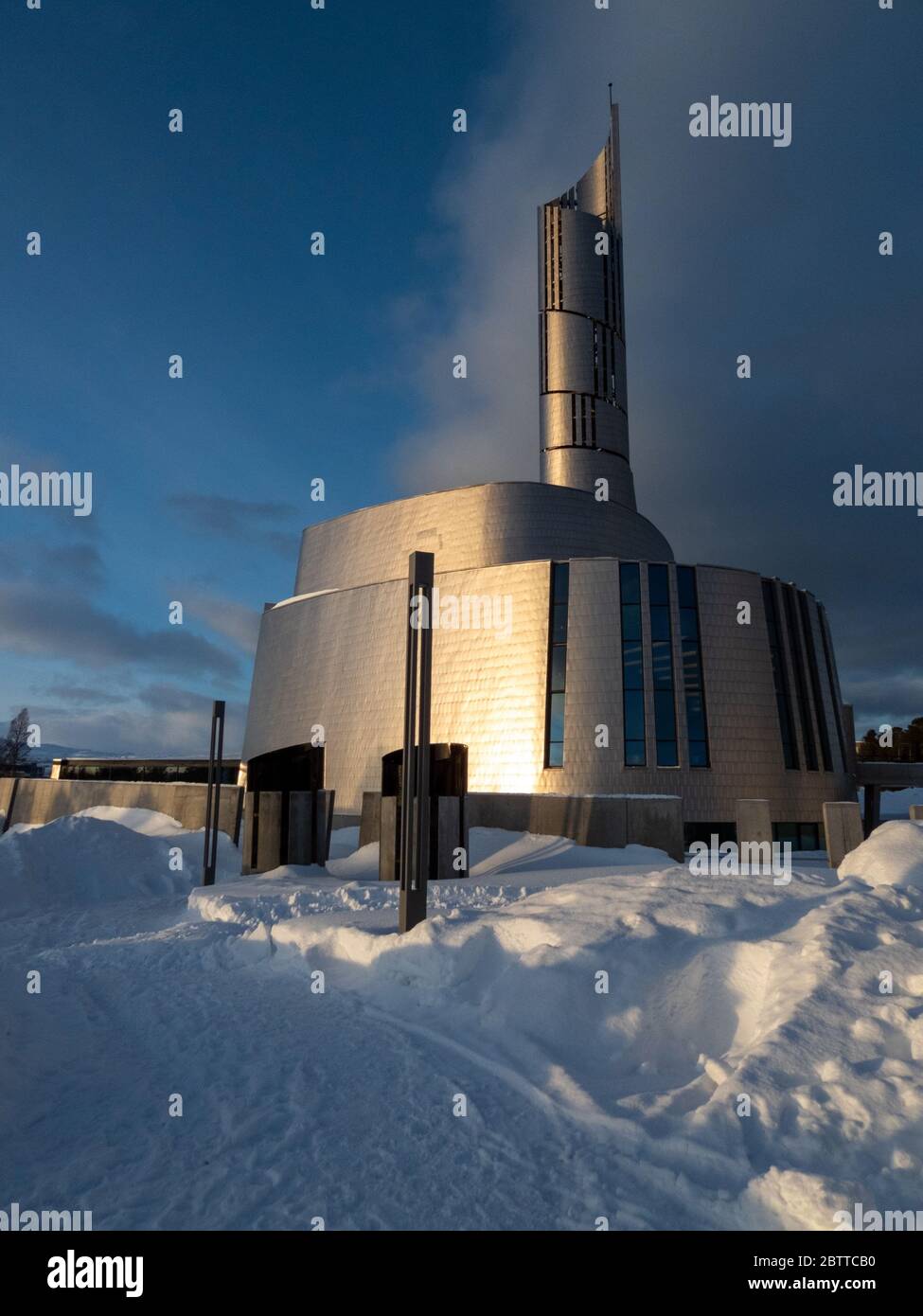 Die Nordlichtkahedrale, oder auch Alta-Kirche, ist die größte Kirche der norwegischen Stadt Alta und wurde von2011 bis 2013 erbaut. Foto de stock