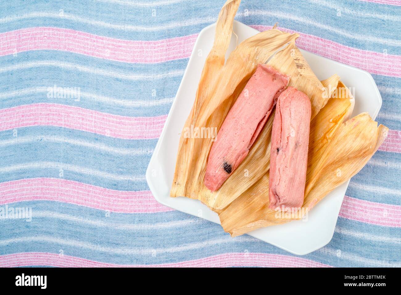Tamale dulce, plato mexicano hecho con masa de maíz con pasas y fresa o