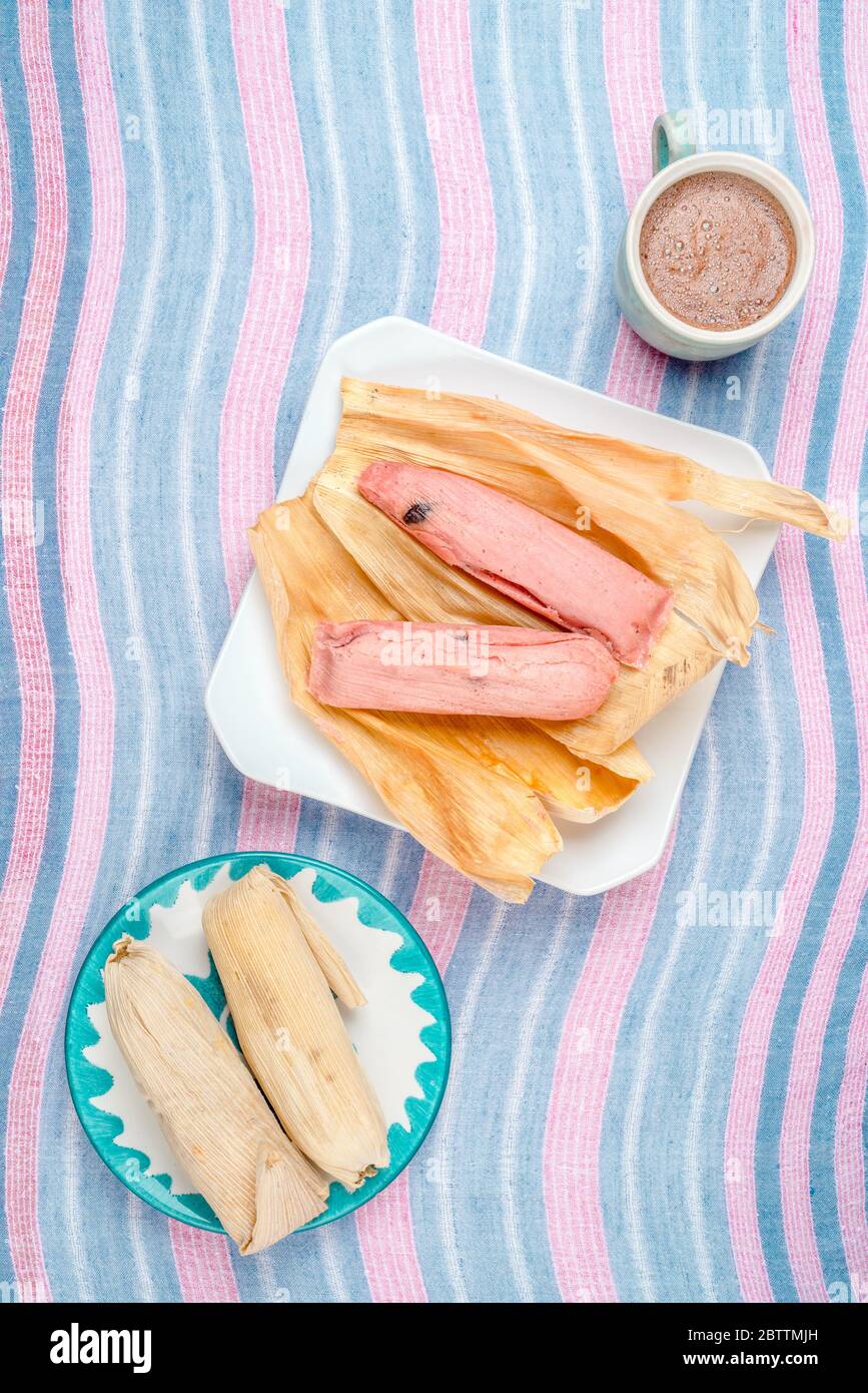 Tamale dulce, plato mexicano hecho con masa de maíz con pasas y fresa o
