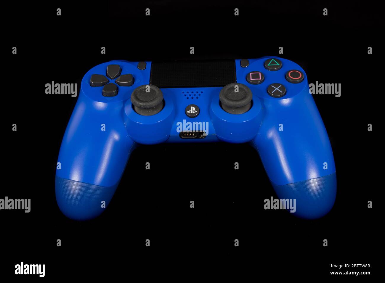 Vista frontal del mando inalámbrico DualShock 4 de la edición especial azul  para PlayStation 4 sobre fondo negro Fotografía de stock - Alamy