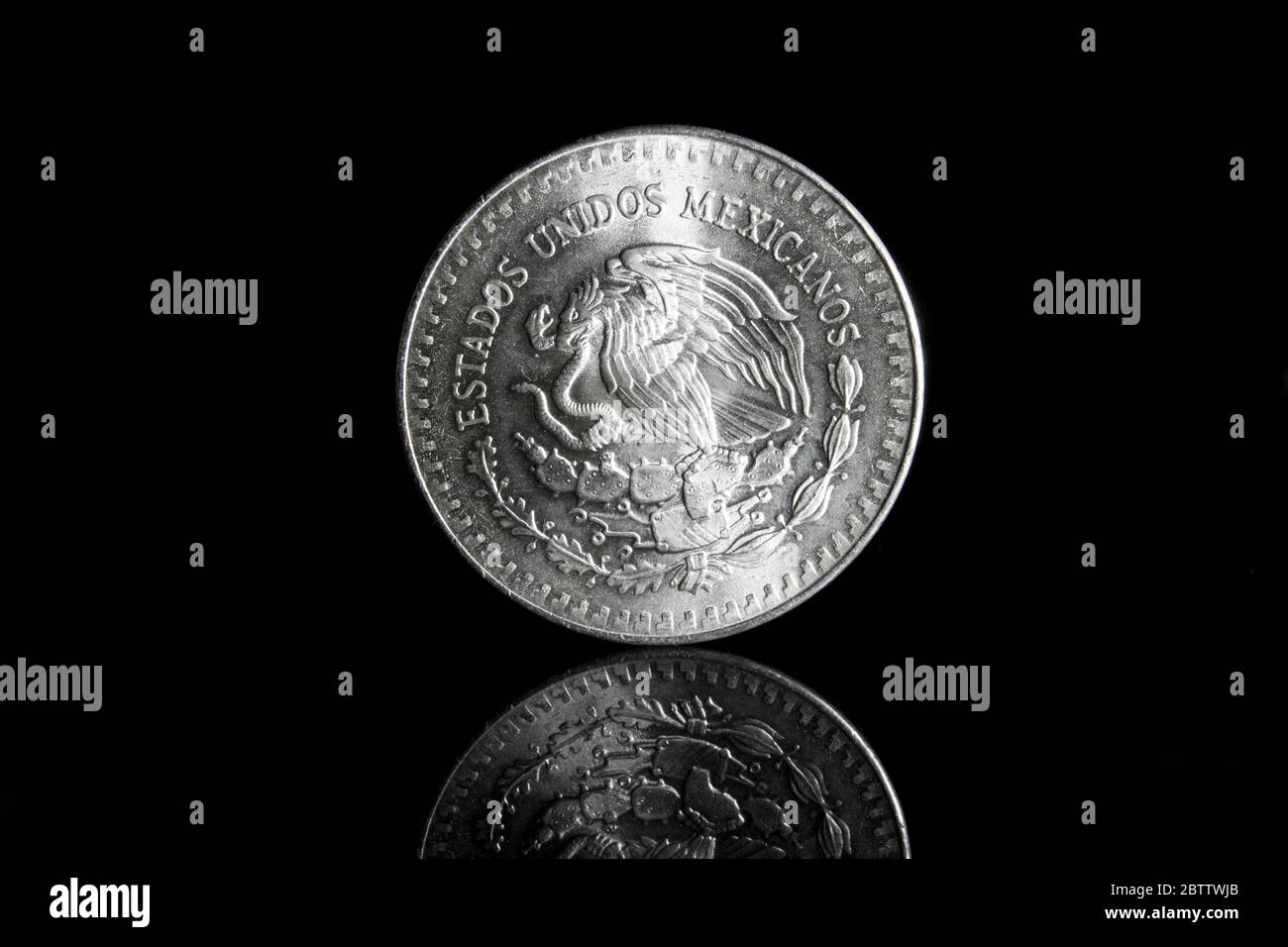 Dictado Muelle del puente equilibrar Una onza de moneda de plata Libertad Mexicana contra un fondo negro con  reflexión Fotografía de stock - Alamy