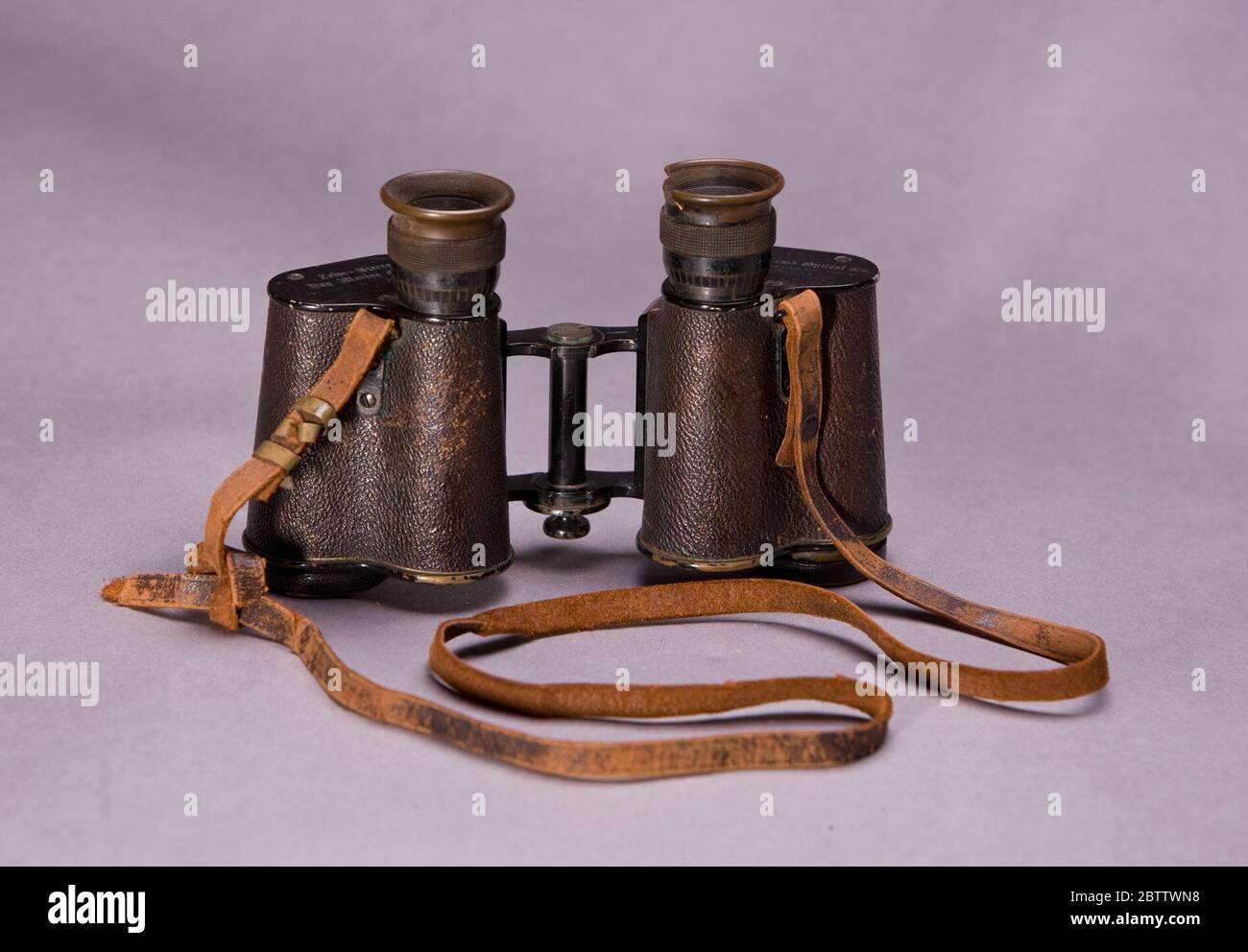 Binoculares usados por Peter L Robinson Sr durante la primera Guerra  Mundial un conjunto de prismáticos negros Zeiss-Stereo Day Marine Glass con  lentes Bausch & Lomb y una correa de cuero marrón