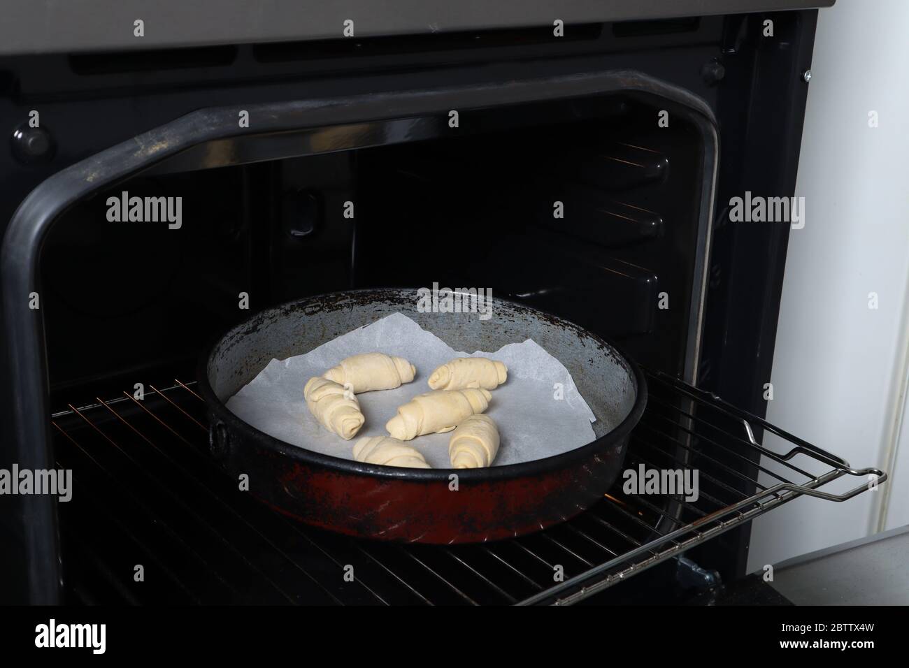 Panecillos Caseros Sin Horno En Una Cazuela Y Listos Para El Acompanamiento En El Horno El Proceso De Preparar Bolleria Casera De Los Rollos Comida Domestica Y Hecha A Mano Fotografia De