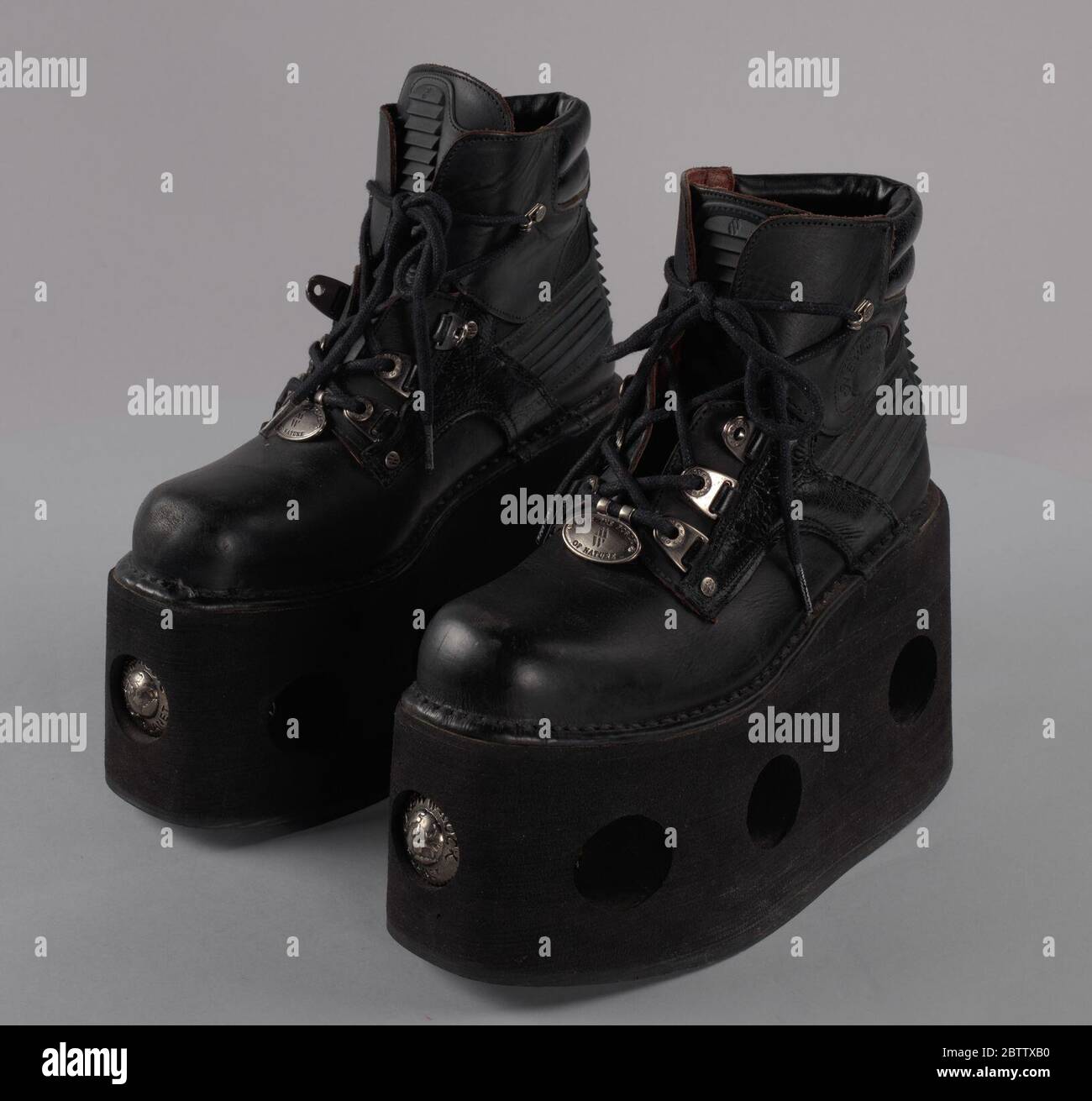 Botas de tobillo de plataforma negra usadas por Bootsy Collins. Un