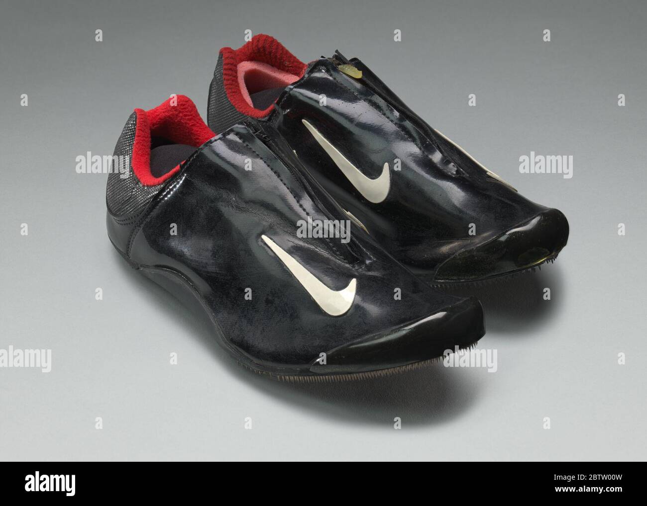 Bobspikes usados por Vonetta Flowers. Nike bobspikes utilizado por Vonetta  Flowers para competiciones durante la temporada de bobsledding 2005-2006.  Los bobspikes, ambos de la talla 8, son negros en el exterior con