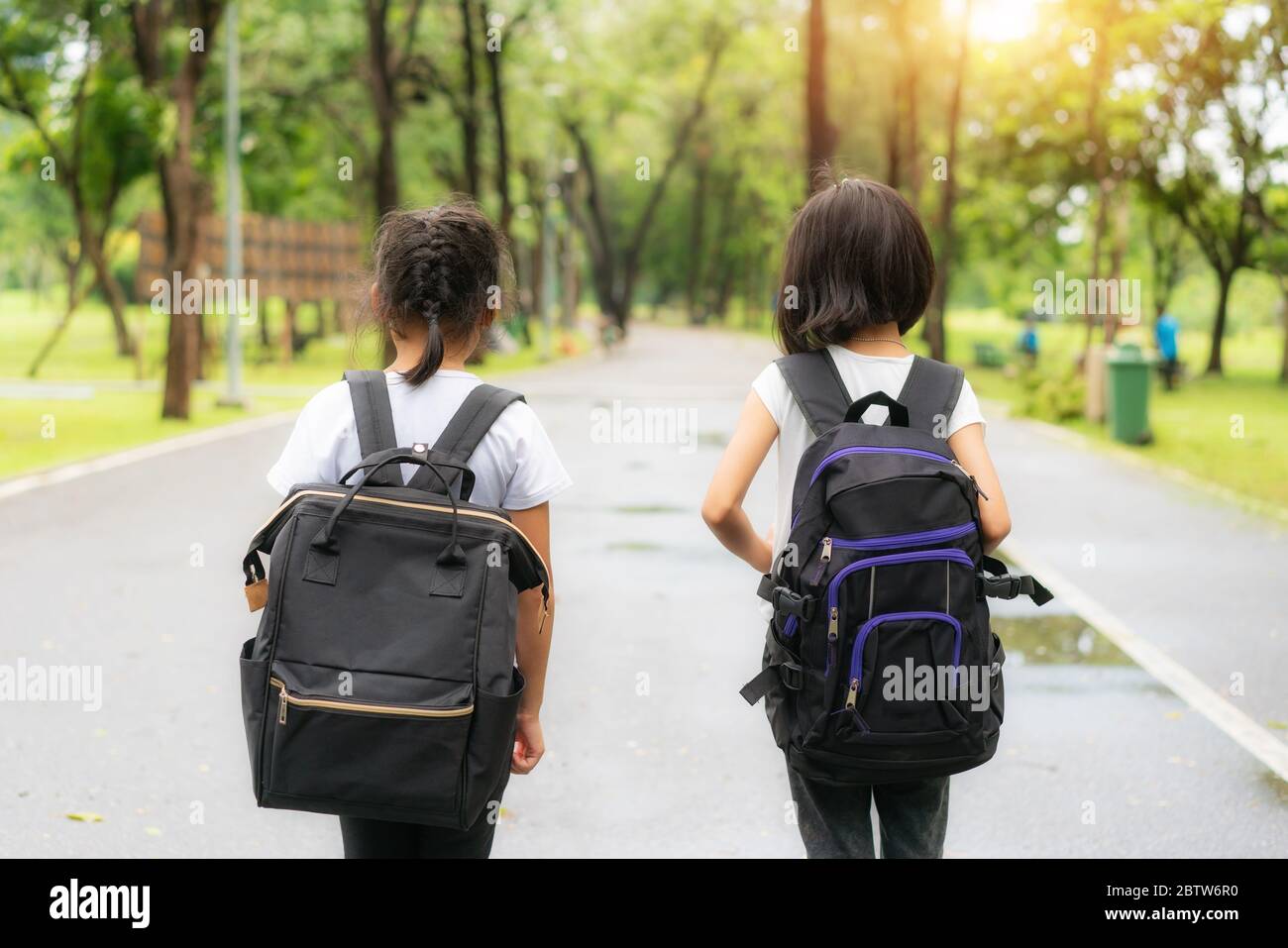 Niña Linda De 8 Años De Edad, Con Mochila, Caminando A La Escuela Fotos,  retratos, imágenes y fotografía de archivo libres de derecho. Image 60420058