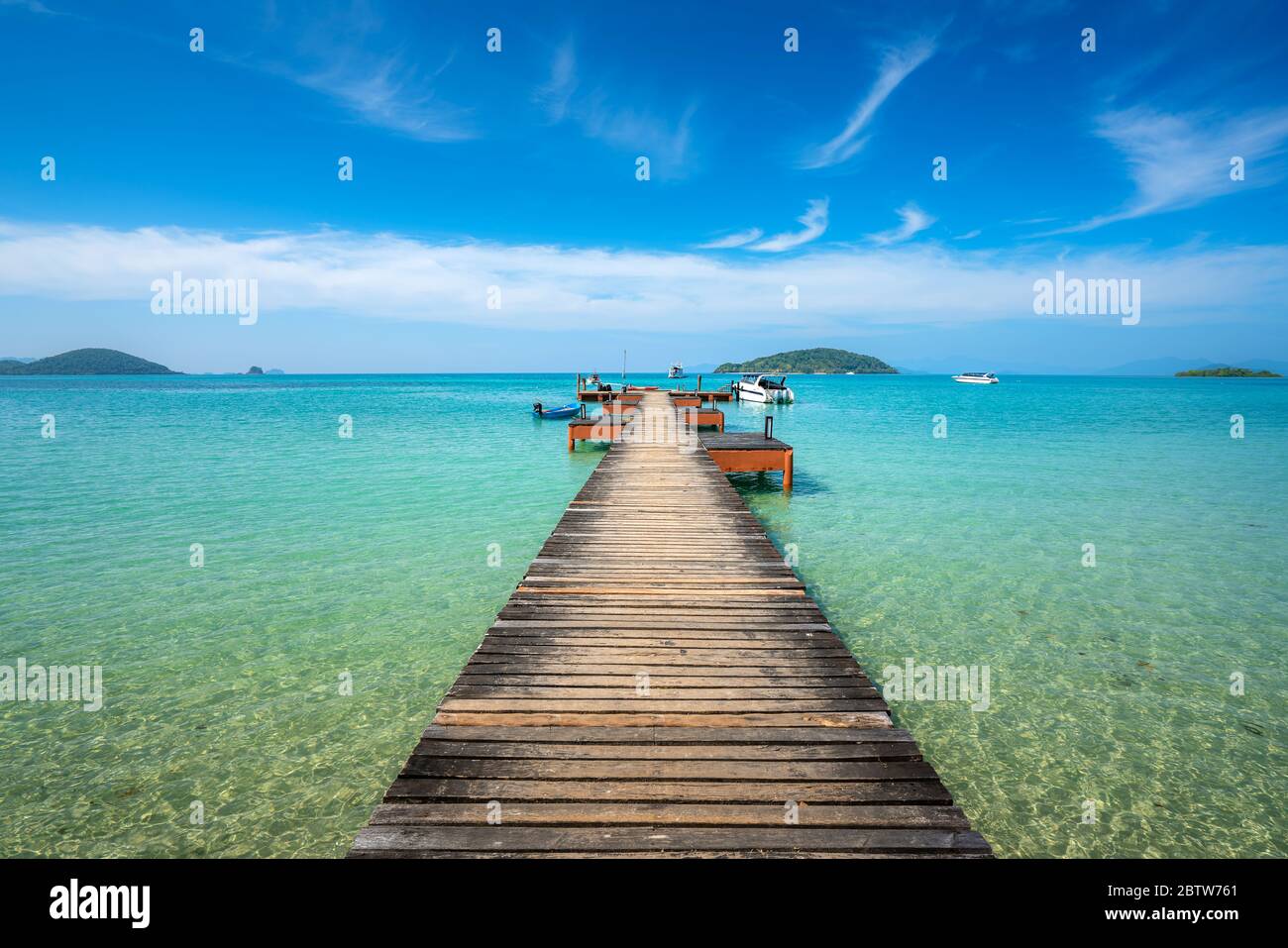 Muelle de madera en el mar y cabaña con cielo despejado en Koh Mak en Trat, Tailandia. Verano, Viajes, vacaciones y vacaciones. Relájese y viaje en el mar conc Foto de stock