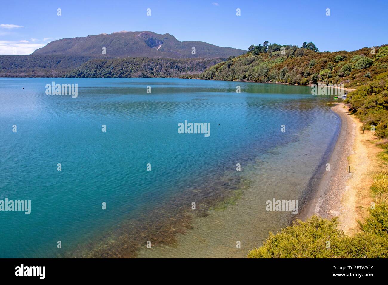 Playa de agua caliente en el lago Tarawera, con el Monte Tarawera subiendo por delante Foto de stock