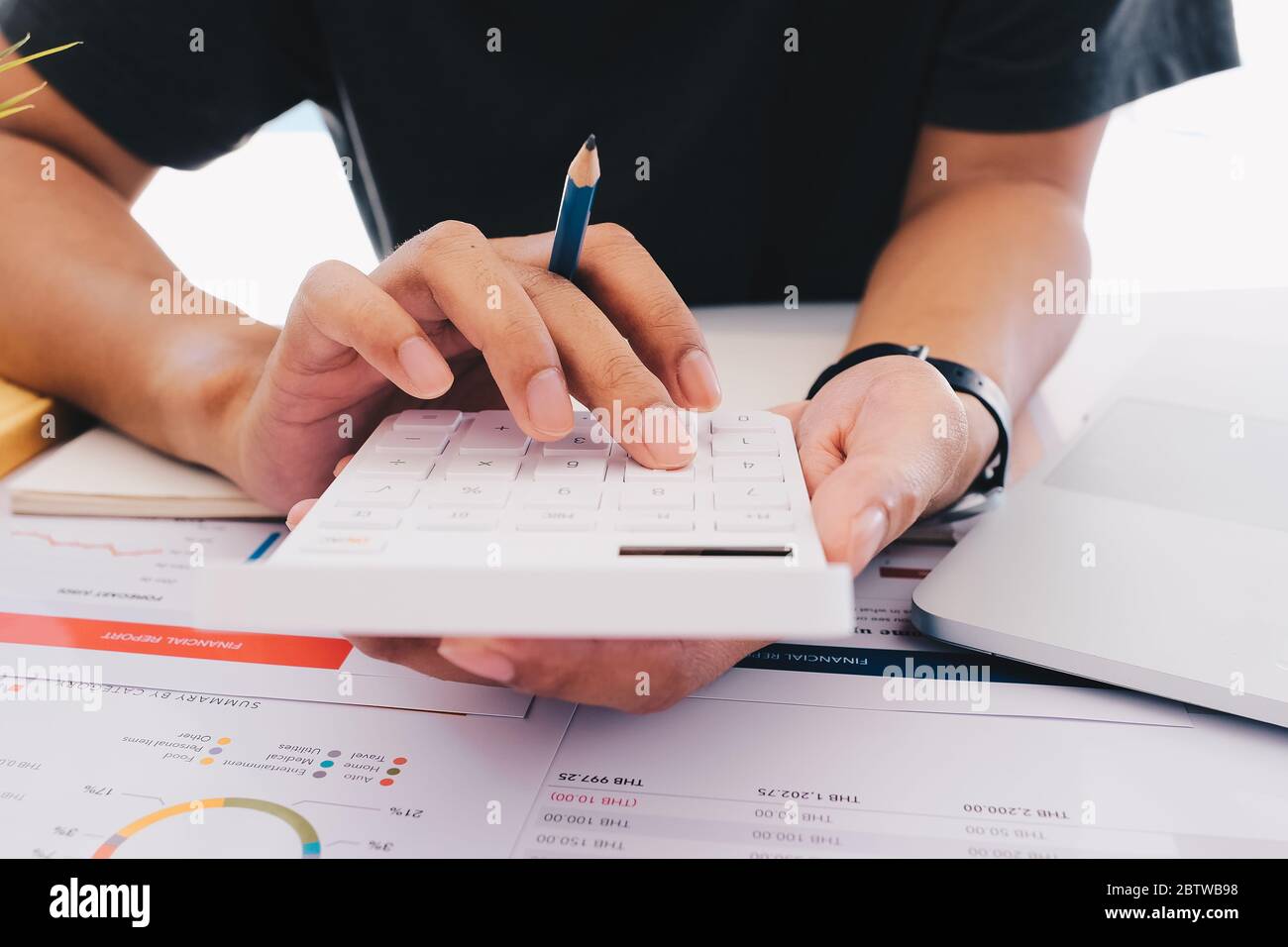 Close up hombre de negocios usando calculadora y portátil para hacer finanzas matemáticas Foto de stock