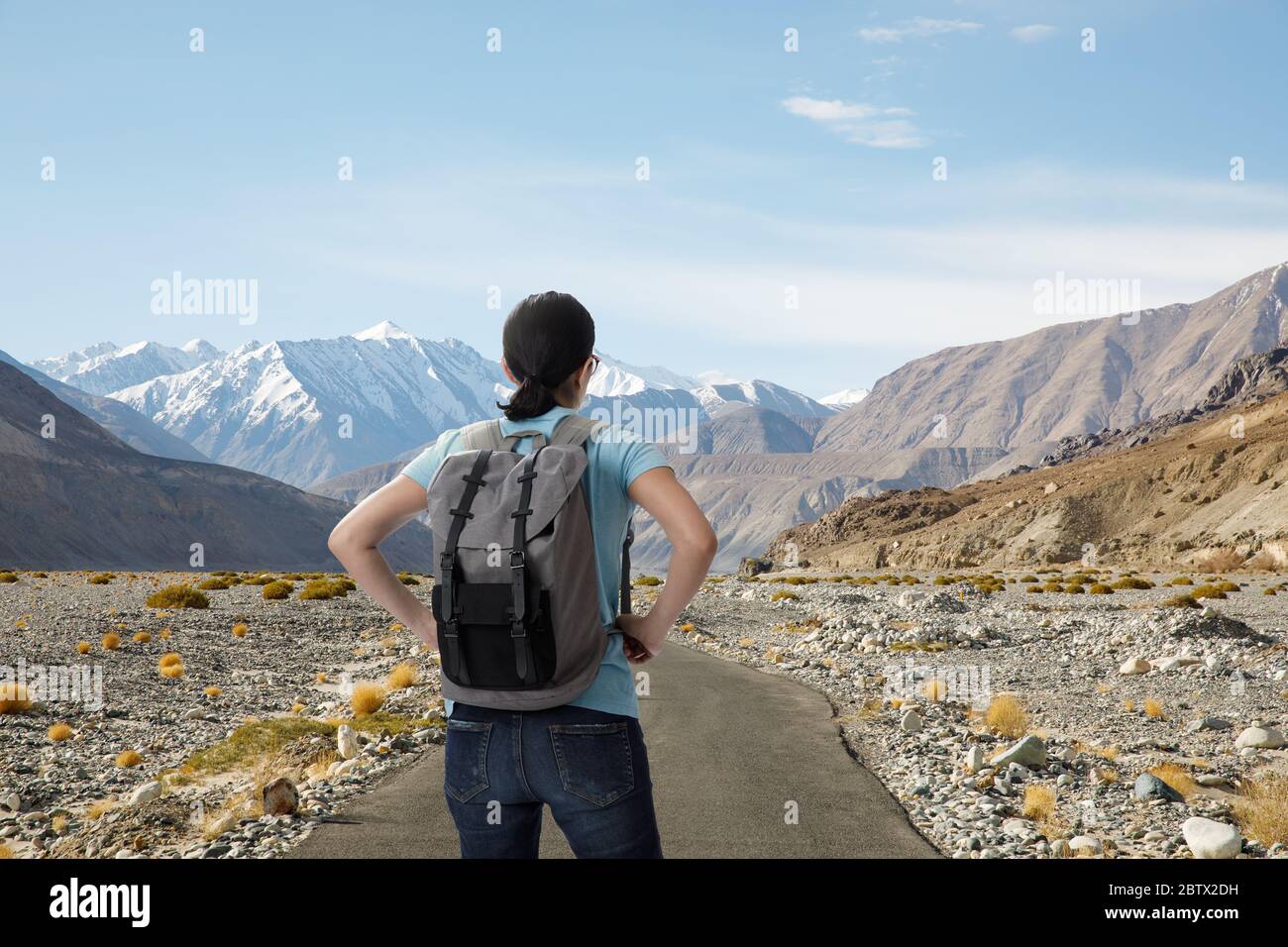 Viajar turista con su mochila en el camino y tomar una foto con cámara digital la belleza del paisaje, aventura y viajar en el concepto, Tra Foto de stock