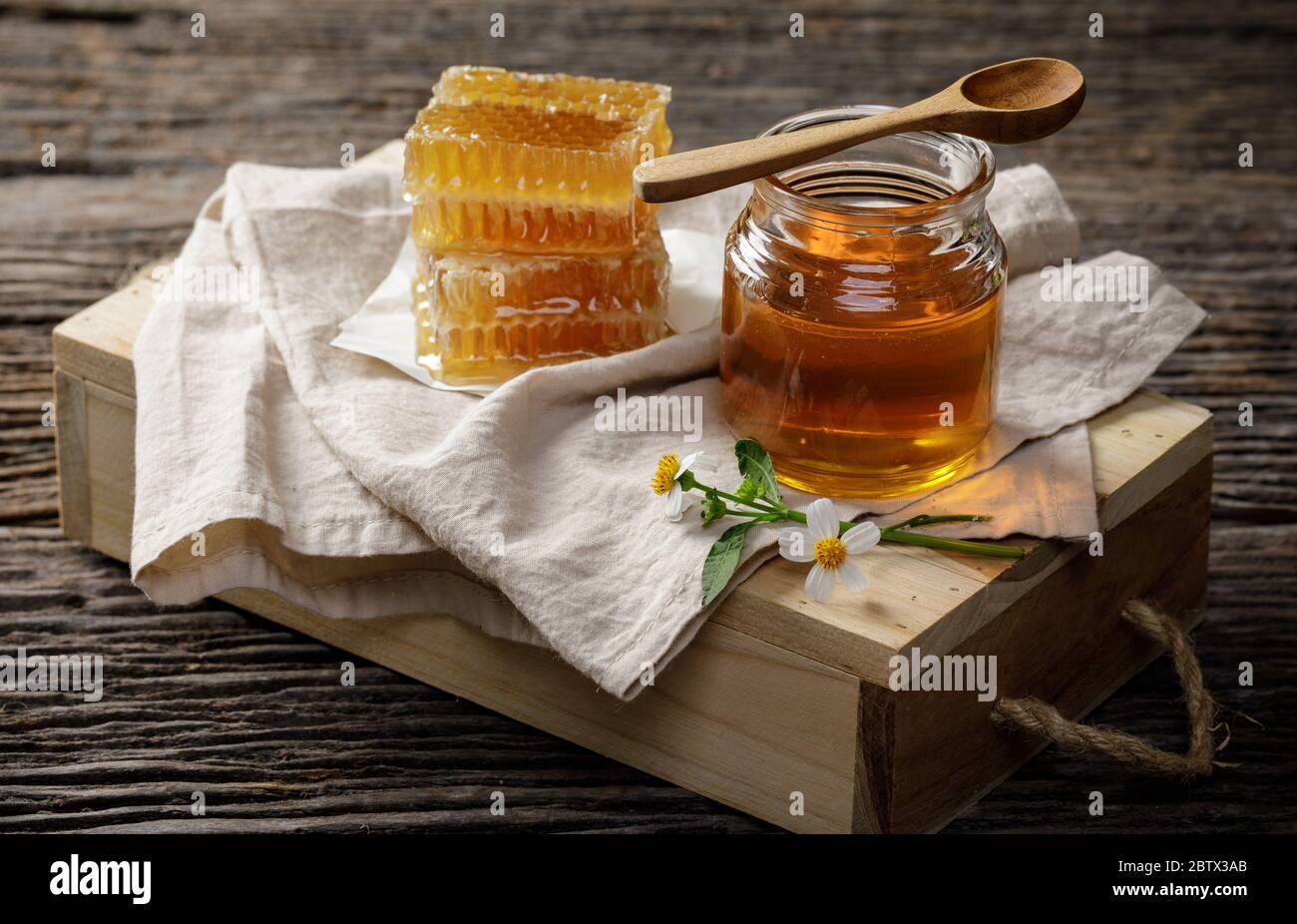 Panal con abejas y frasco de miel en mesa Fotografía de stock - Alamy