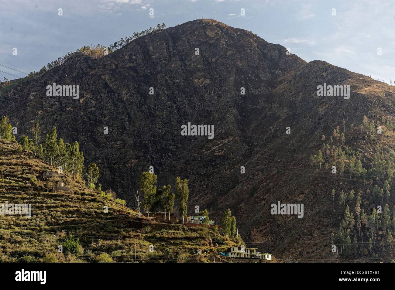Dos casas se encuentra en la ladera de la montaña Foto de stock