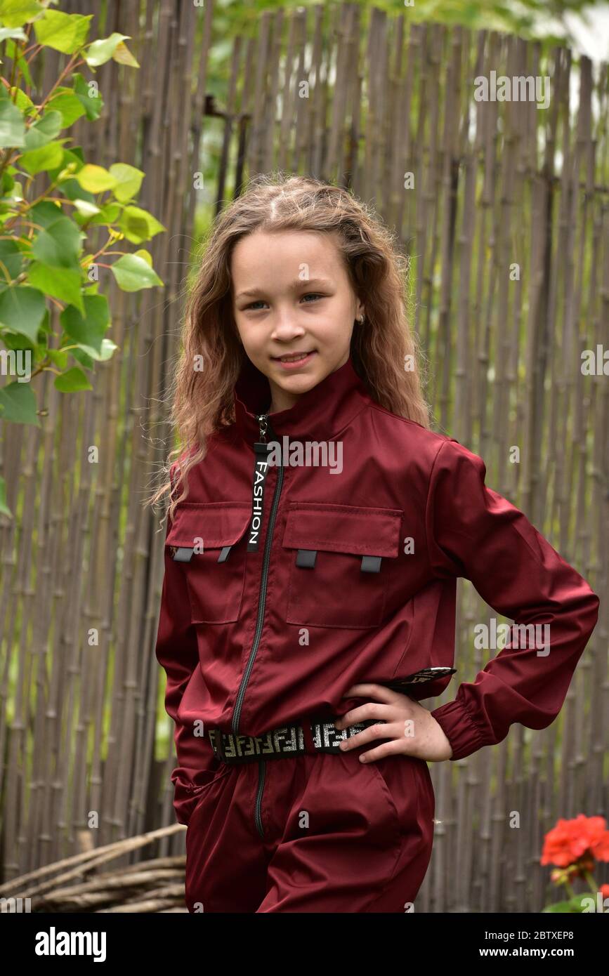 Afirmar capital picnic Niña de 9 años en la calle. Retrato de una niña de 9 o 10 años. Un  adolescente con ropa de color borgoña Fotografía de stock - Alamy