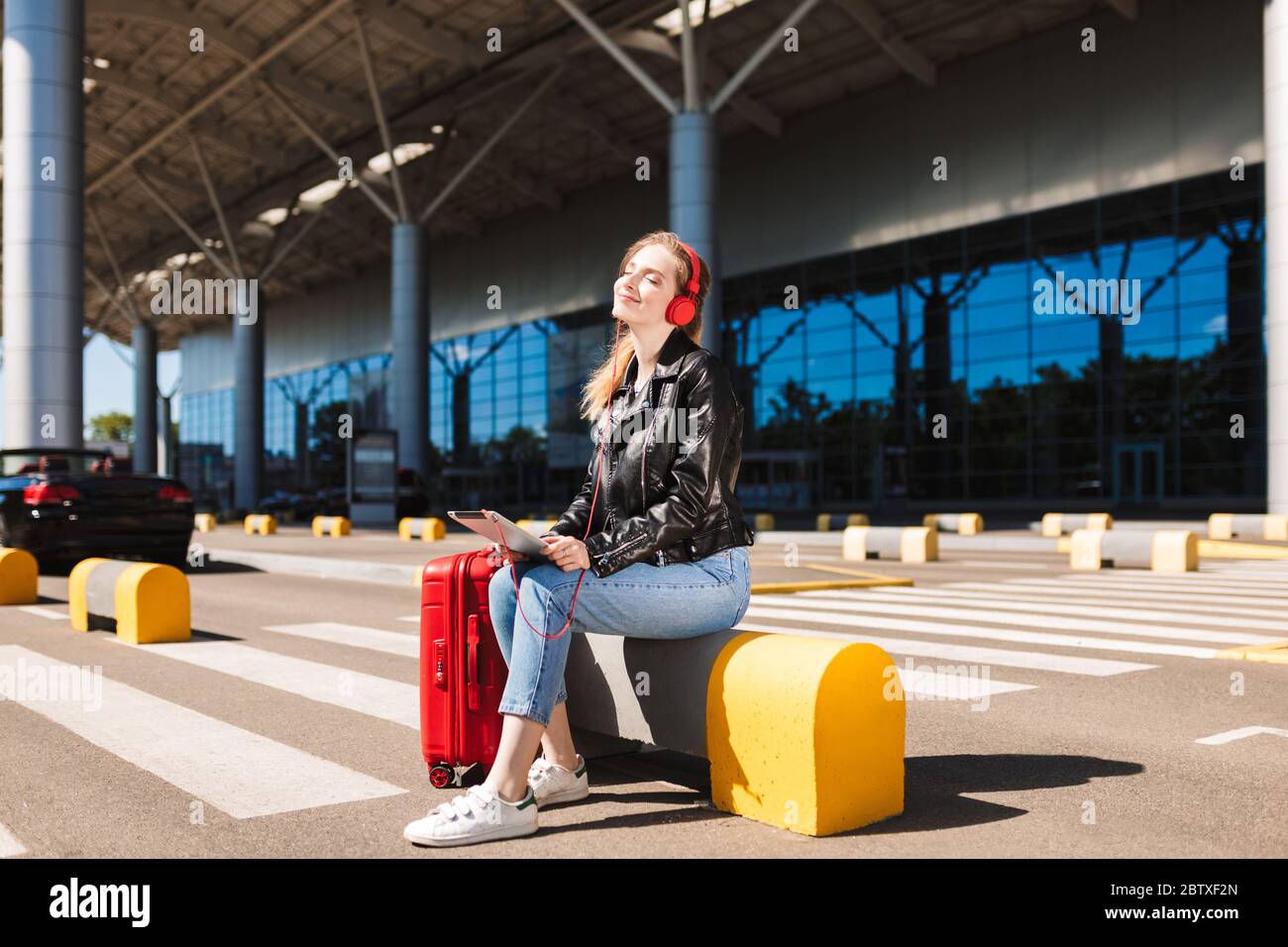 Stylish woman airport fotografías e imágenes de alta resolución - Página 8  - Alamy
