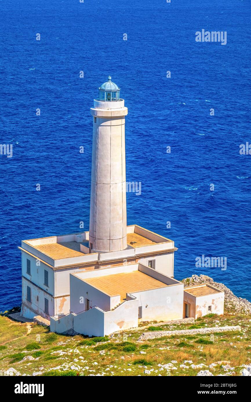 Fondo vertical del faro con vistas al mar en Italia Foto de stock