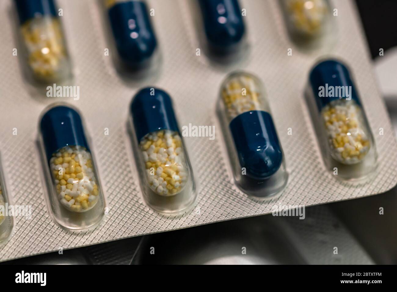 Primeros planos de diferentes tipos de analgésicos, antibióticos, vitaminas comprimidos ampollas aisladas. Foto de stock