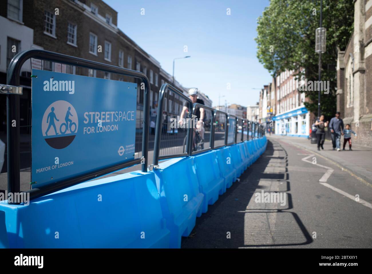 Londres, Camden Town, 29 de mayo de 2020, en preparación para aliviar la pandemia de bloqueo contra el alcalde de Londres Sadiq Khan introduce la ampliación del pavimento Street Space Foto de stock