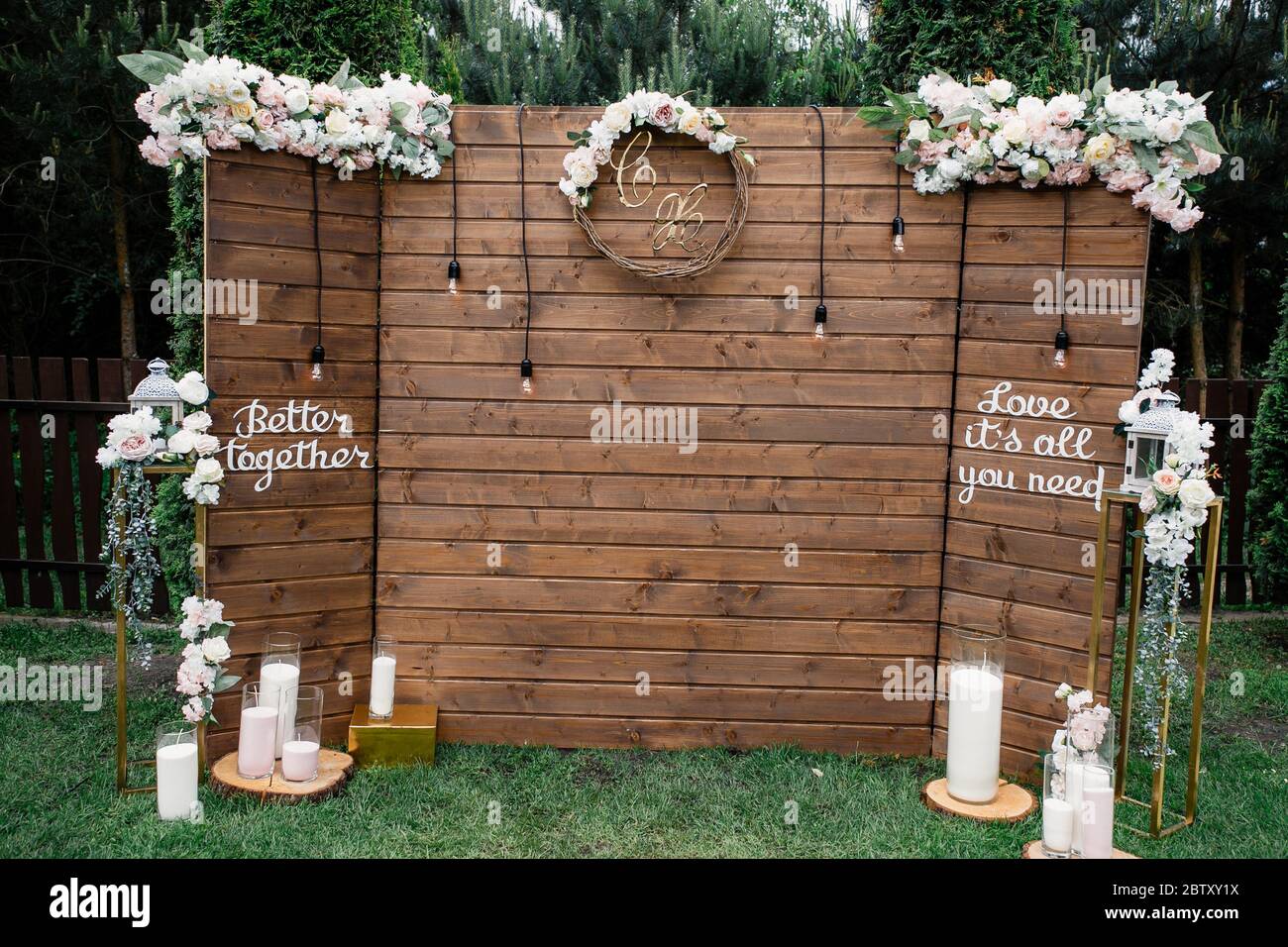 Ceremonia de boda con velas de época. Arco para la zona de bodas a está  decorado con flores blancas y vegetación. Día de la boda Fotografía de  stock - Alamy