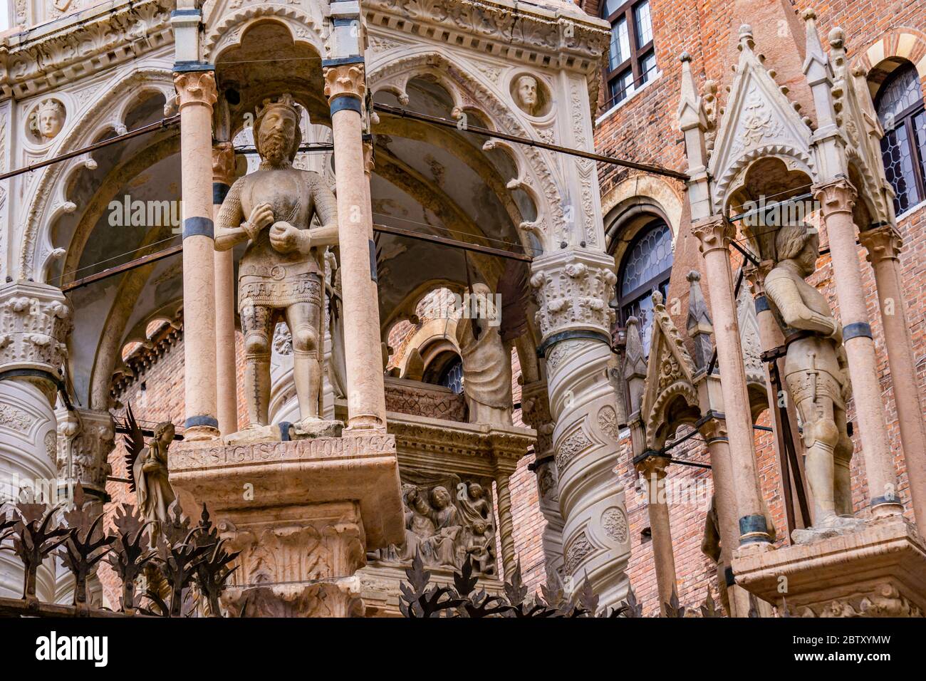Detalle de tumbas góticas escaligeri medievales en el centro de Verona