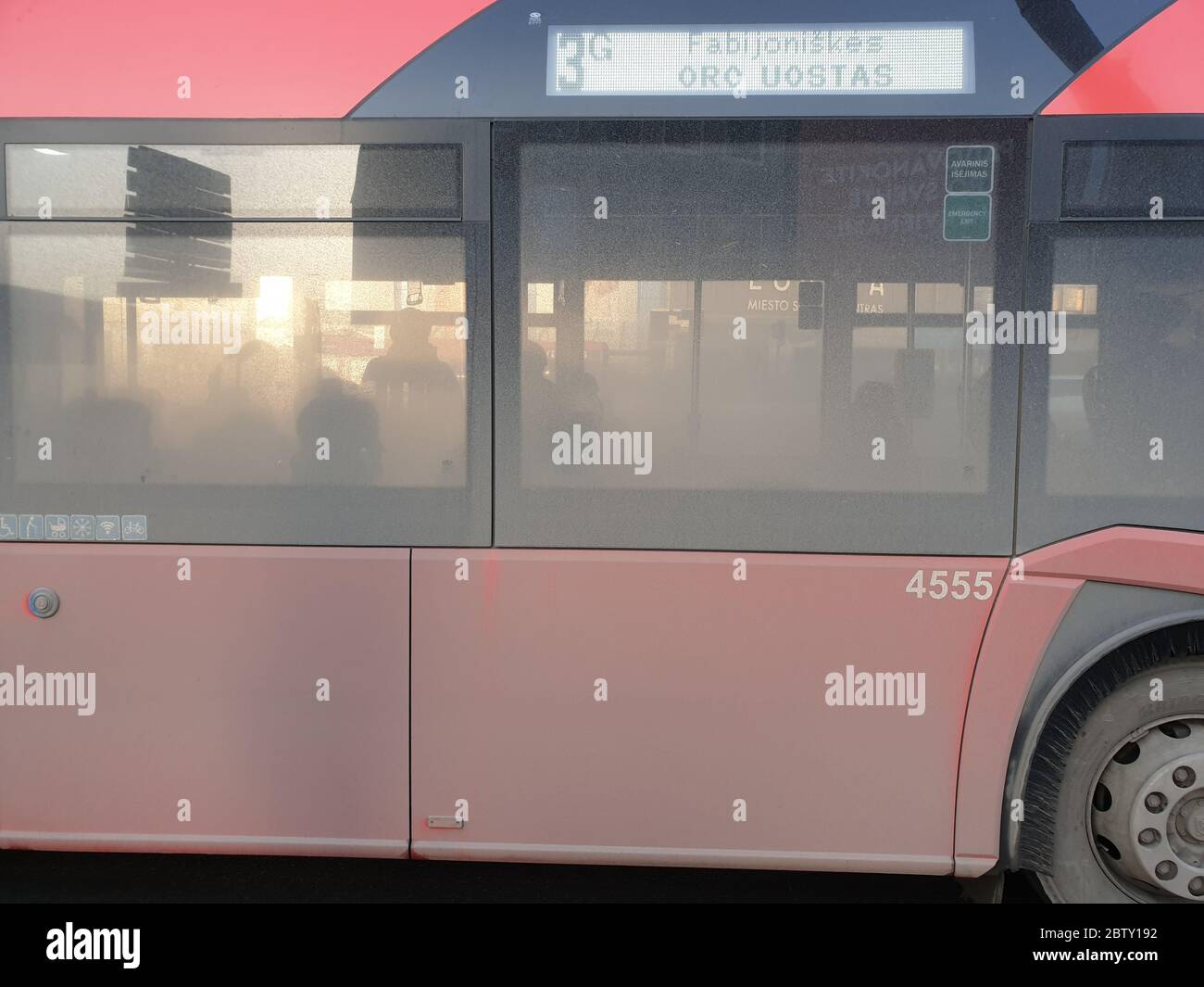 El autobús estaba sucio en la calle de Vilnius Foto de stock