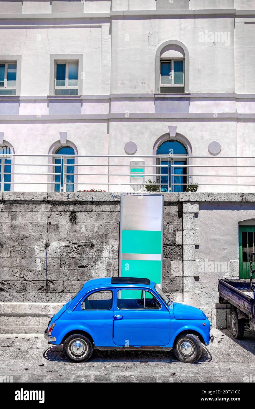 vintage coche vertical de fondo en italia pueblo de color selectivo Foto de stock