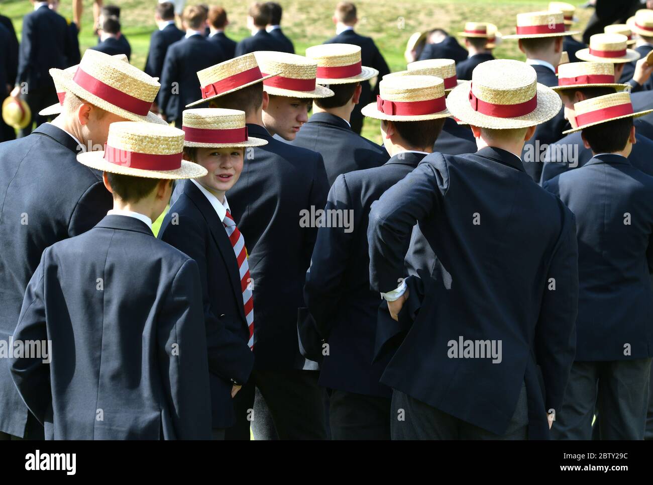 Alumnos de la Escuela Bromsgrove de Worcestershire que participan en actividades del día de Conmemoración. Foto de stock