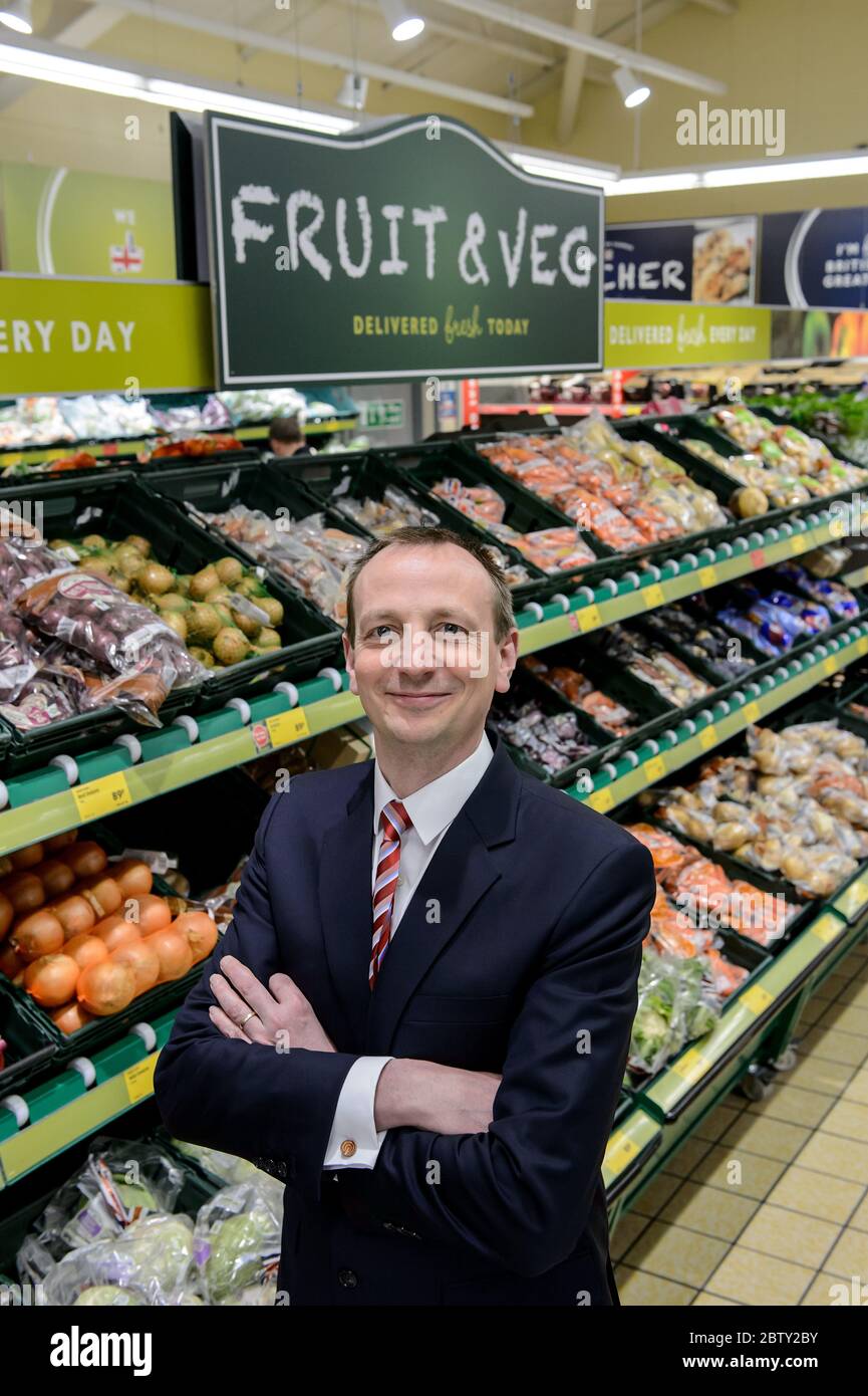 Giles Hurley director ejecutivo de Aldi en el Reino Unido e Irlanda, fotografiado en una tienda Aldi en Nuneaton. Foto de stock