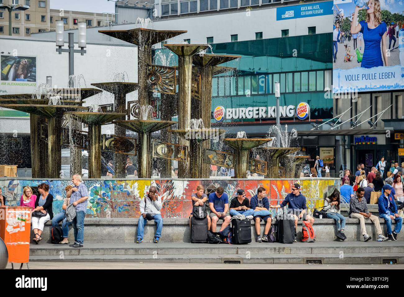 Vida en la ciudad y calles de Berlín Alemania Foto de stock