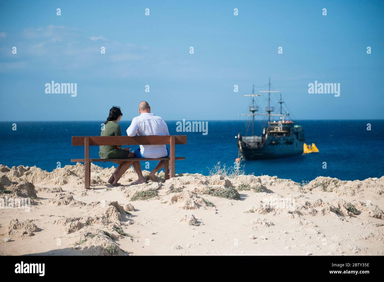 Una pareja se sentó con vistas a un barco pirata temático, Cabo Greco,  Protaras, Chipre, Mediterráneo, Europa Fotografía de stock - Alamy